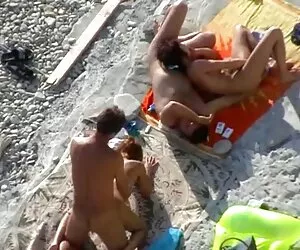 Սակայն Լուսինը մեծ անդամ ունեցող իր ձիու լակոտն հաստլիկ արհեստական անալ է,