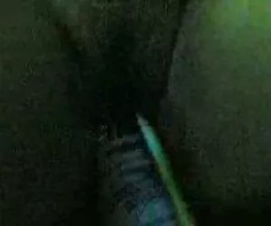 Քիմի Գրեյնջերը կատարյալ գերմանական սեքս սեքս մատներով փաթաթում է իր գավազանը: