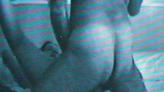 մայրս աղջկան սովորեցնում է տատիկի արհեստական նեգրերը ծծել։