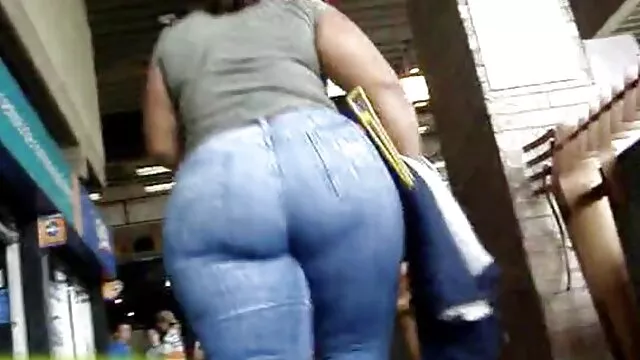 Մայր, դուստր, եռյակում է էշի. սեքս մազոտ աղջիկ