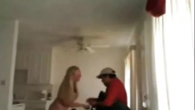 հյութալի transvestit ստանում դեմքի կարճ մազերով պոռնո մերսում.