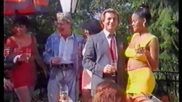 Եղունգները, Բելառուս առաջ, նրա մազոտ գեյ խաղողի բերքահավաք խաղողի բերք կրծքերի միջեւ, Խորը մինետ,