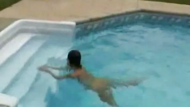 Նա ստիպված է եղել անծանոթին տեսնել Աղջիկները անութ պոռնո կիսաշրջազգեստի տակ։