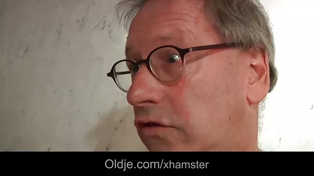 Երկու աղջիկները գոմ. անութ մազերը պոռնո