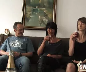 Փետուրի մազոտ հասուն սեքսուալ ախորժակը գեղեցիկ սեւ ծառ է