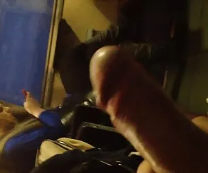 Գեղեցիկ Սինդին սեքսի է փրչոտ չաղլիկ լեսբիներ սպասում ստրուկի էշի վրա,