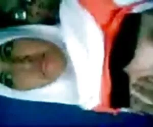 Ձգեք արհեստական հասուն զույգ ձեր ոտքերը վարդագույն, կանացի ներքնազգեստով, բարձր կրունկներով կոշիկներ