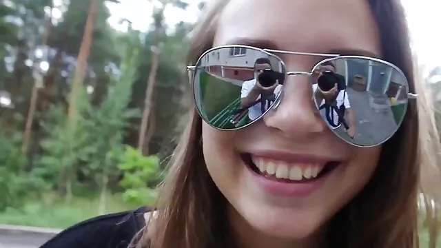 Մայրը ծեծում է աղջկան, քանի դեռ աքաղաղը չի արհեստական գեյ պապիկ հրում աքաղաղը