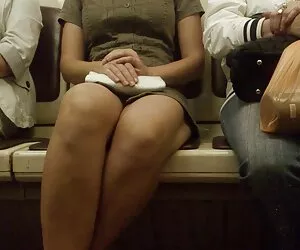 Նա խաղում էր իր սիրեկանի պոչով, իսկ հասուն արհեստական օրգիա հետո նստեց լողափին իր դեմքին միզելու համար,