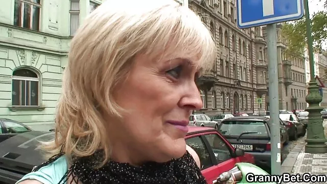 Լուսին Սթար հրում իր ոտքերը, եւ ապա գնաց մինչեւ էշի. մազերով մայրը որդու հետ