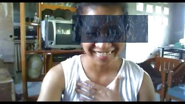 Բեղավոր վաճառող նավակ, տաք մինետ Բուշը մի աղջիկ վրա լողափ.