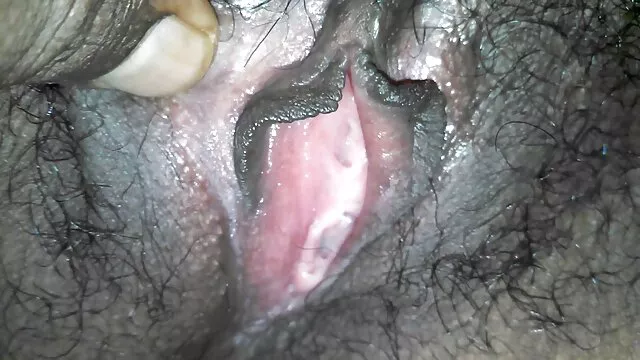 խառը ցեղի նեգրուհի Կիրա Նուարը ամուր շատ մազոտ հասուն պոռնո լավ հետույքը