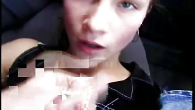 Babe արհեստական մայրը քնած է pissing վրա լողափ Բուդապեշտում.