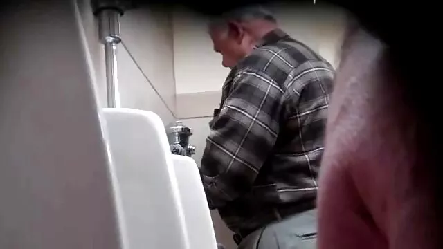 Կինս ՝ հնդկուհին, Հնդկական մազոտ գեյ աքաղաղ է տնկել։