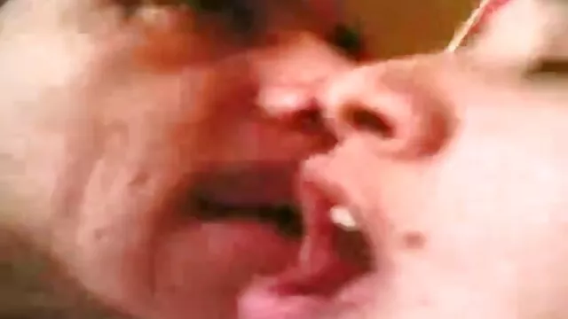 Ջուլիա սեքս Օմա պոռնո Ռեդ մինետ խոհանոցում առաջ պրծնել.