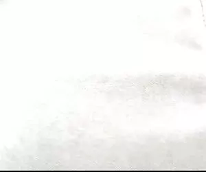 Մայրը արհեստական մայրը եւ որդին խորաթափանցորեն ցնցում է իր կրծքին սեւ կոմբինեզոնում